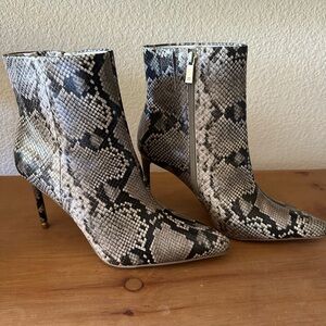 Kenneth Cole Quincy Snakeskin Pointed Toe Ankle Boots Size 9.5